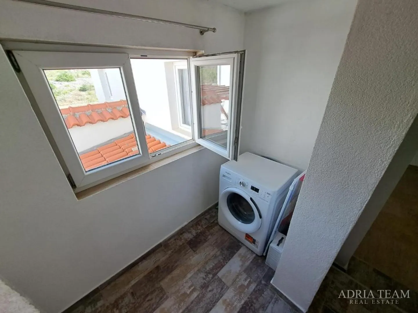 trosobni apartman s pogledom na more - maslenica - slika 15