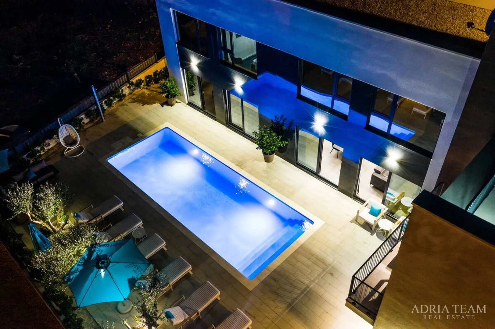 APARTMANI U URBANOJ VILI S BAZENOM, 250 m OD MORA, VIR - ZADAR