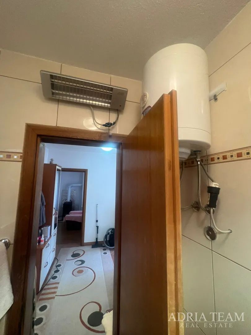 kuća s dvije stambene jedinice, 50 m od mora - vir, južna strana - slika 27