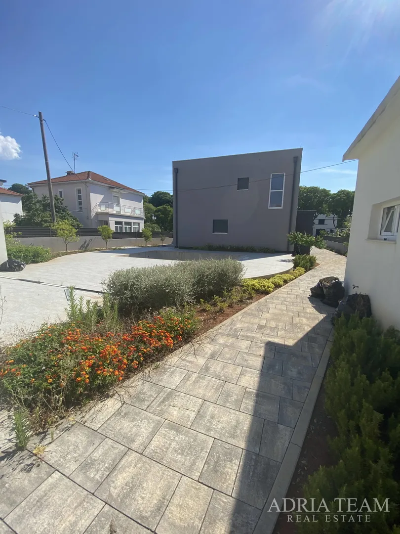 obiteljska kuća s velikim i uređenim dvorištem i bazenom, 400 m od mora, zadar - borik - slika 6