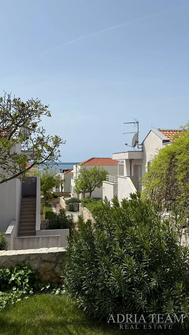 prostrani prizemni preuređeni apartman s dva vrta i terasom - petrčane - slika 17
