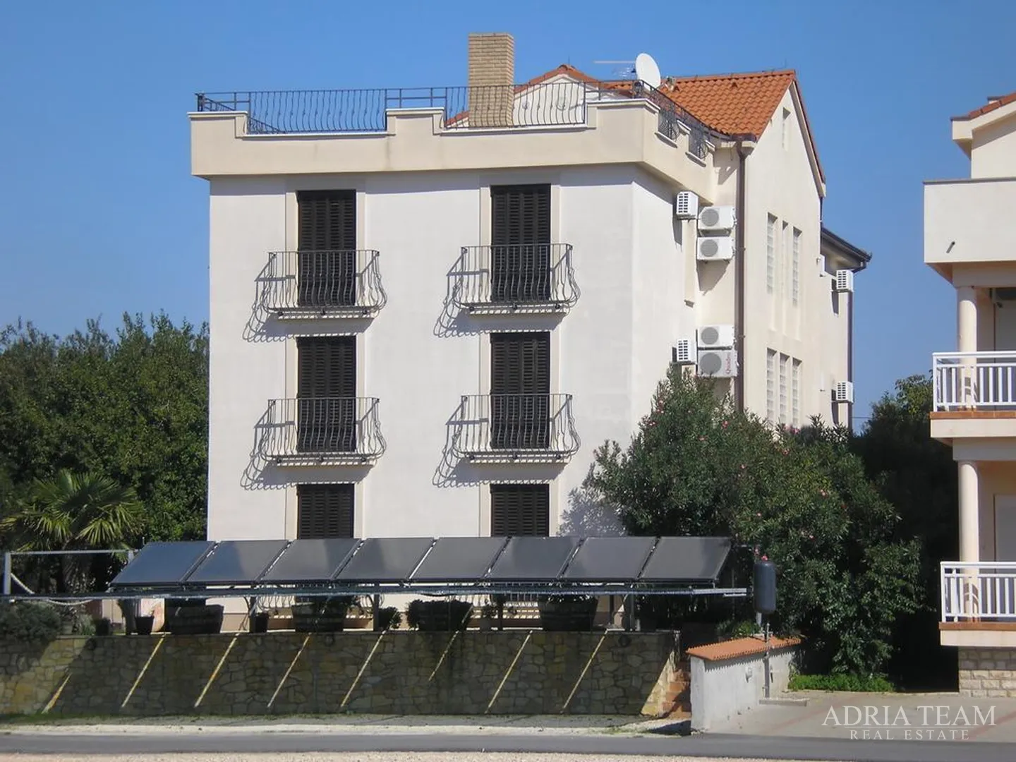 hotel s konobom i krovnom terasom, 1. red do mora - sukošan - slika 3