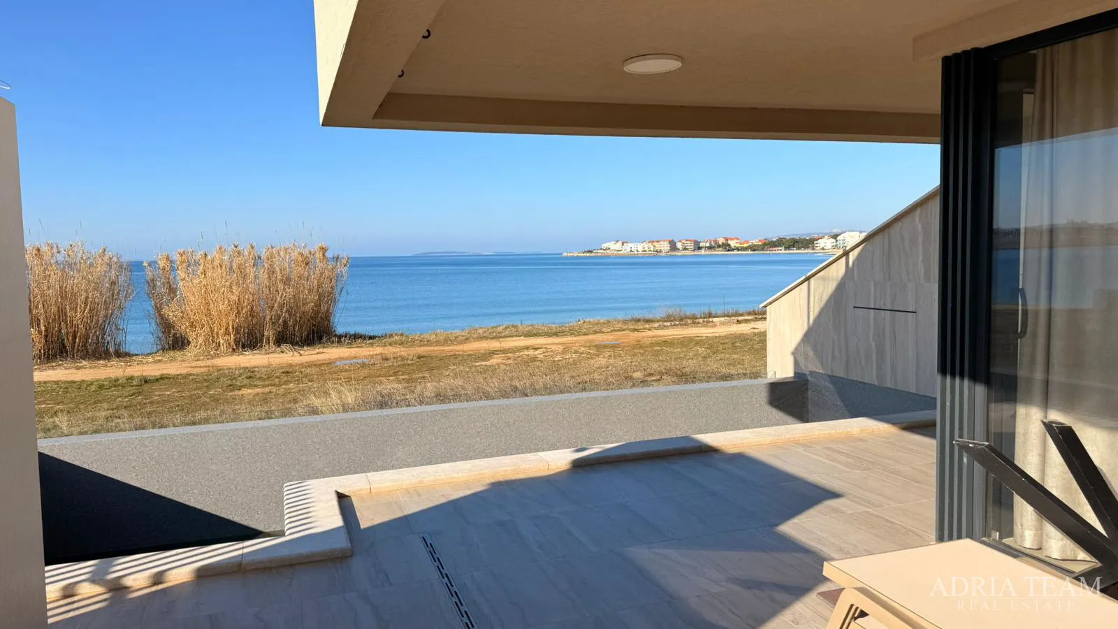 apartman prvi red do mora s bazenom - povljana, pag - slika 11