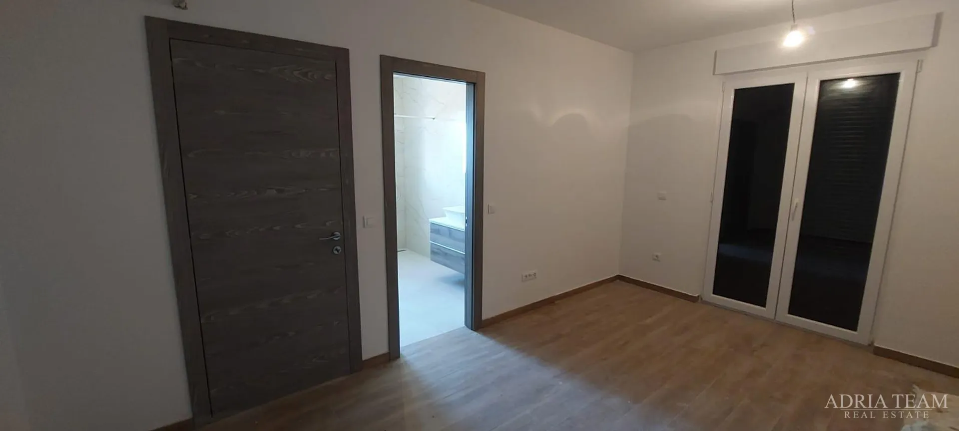 polovica kuće s bazenom - debeljak - slika 37