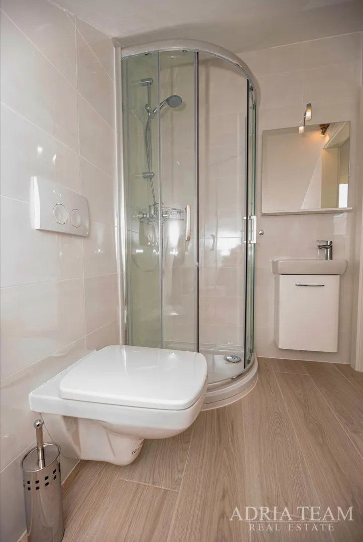 dvoetažni apartman u prvom redu do mora, plaža odmah ispred zgrade - povljana, pag - slika 18