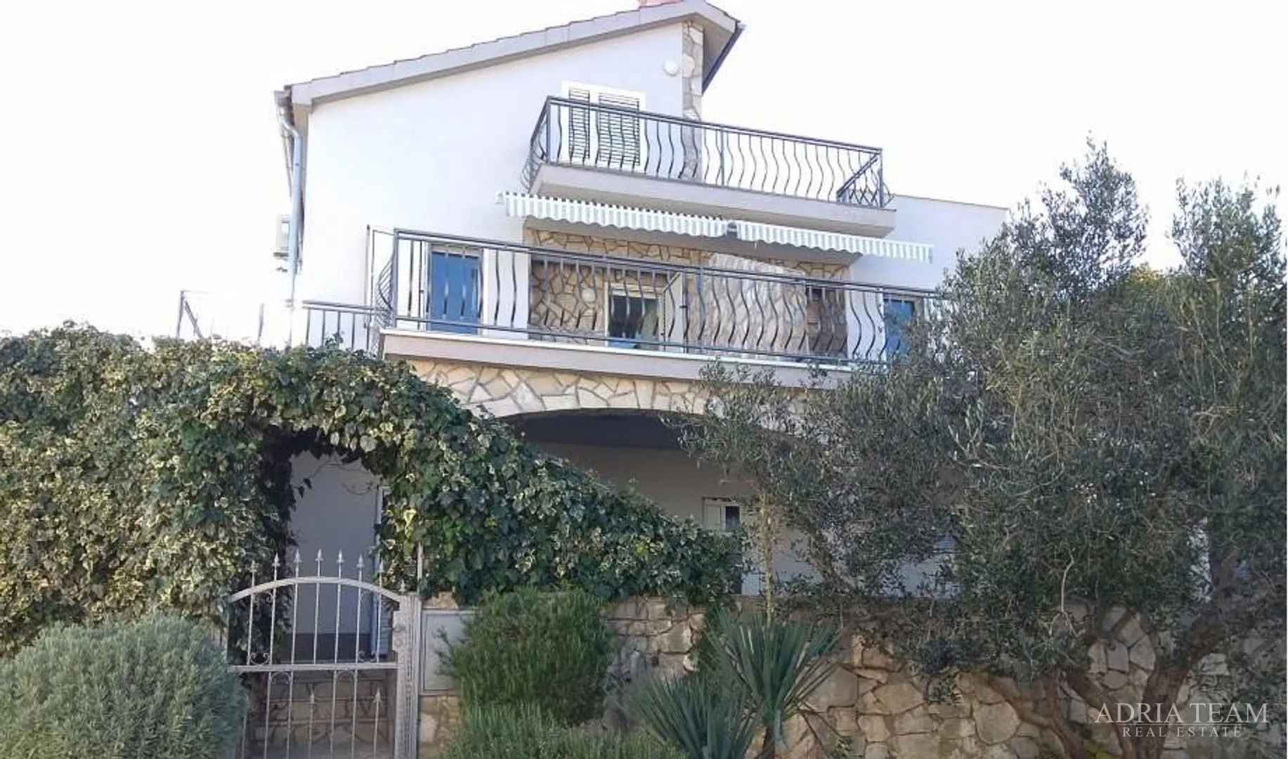 samostojeća kuća sa 7 apartmana, 100 m od mora i plaže, štomorska - šolta - slika 2