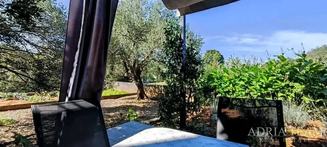 moderan dvosobni apartman s vrtom i garažom – lukoran, otok ugljan - slika 9