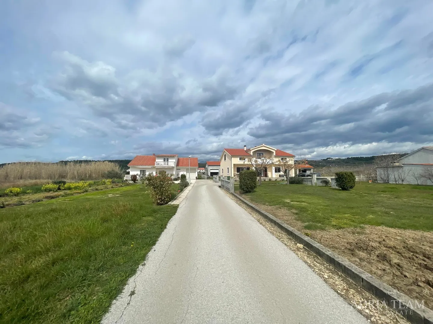 građevinsko zemljište s dozvolom za vilu s bazenom, ljubač - ražanac - slika 2