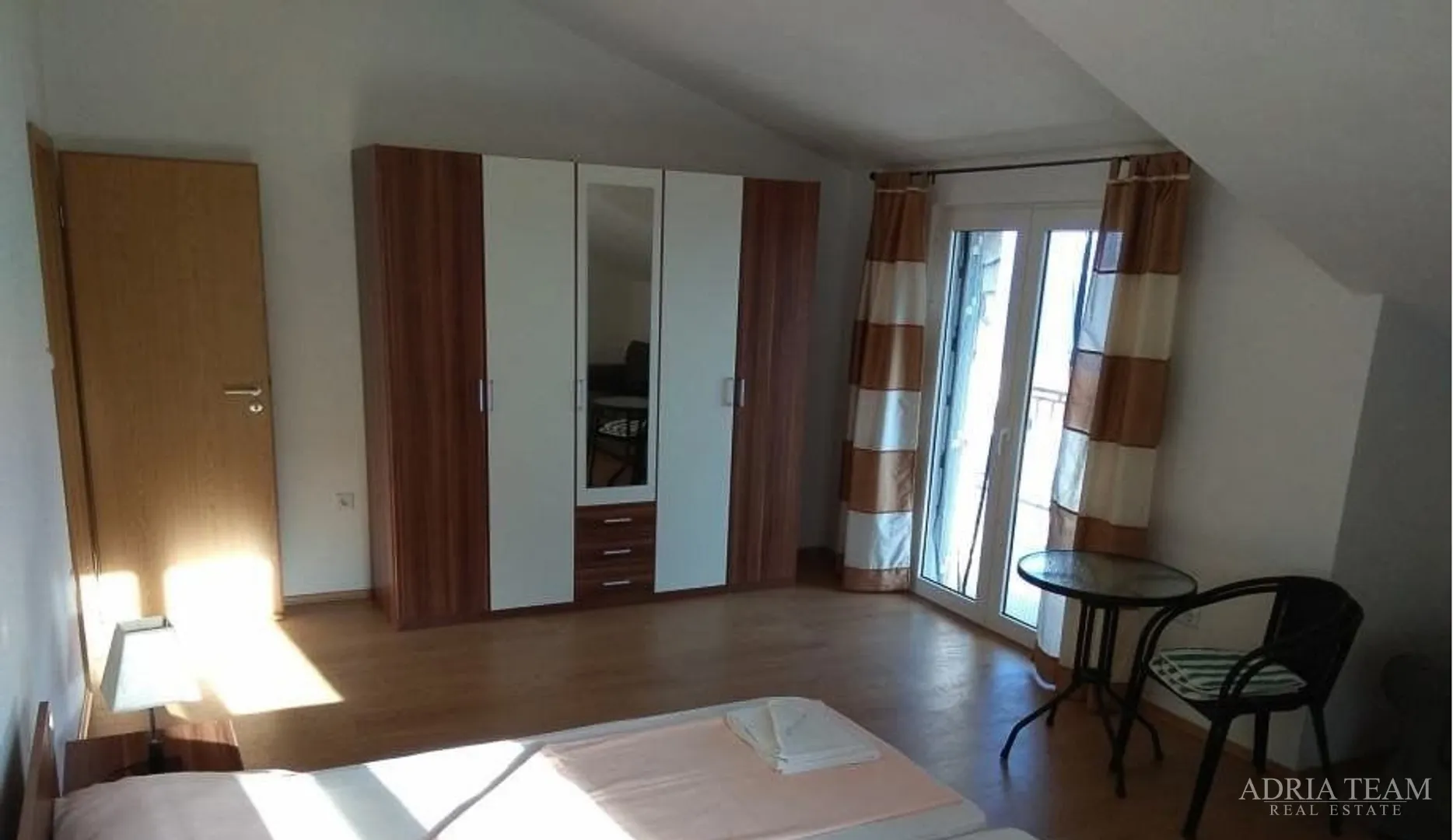 samostojeća kuća sa 7 apartmana, 100 m od mora i plaže, štomorska - šolta - slika 6