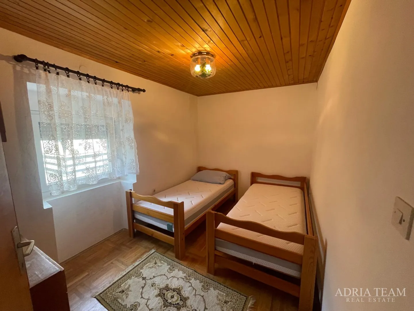 kuća udaljena 650 m od mora, centar - povljana, pag - slika 4