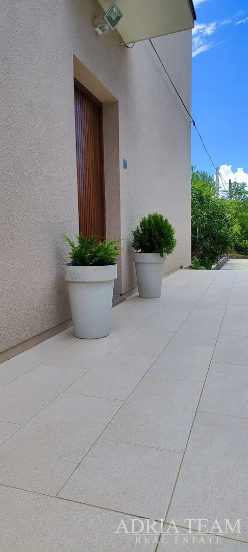moderan dvosobni apartman s vrtom i garažom – lukoran, otok ugljan - slika 17