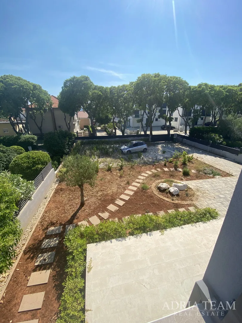 obiteljska kuća s velikim i uređenim dvorištem i bazenom, 400 m od mora, zadar - borik - slika 3