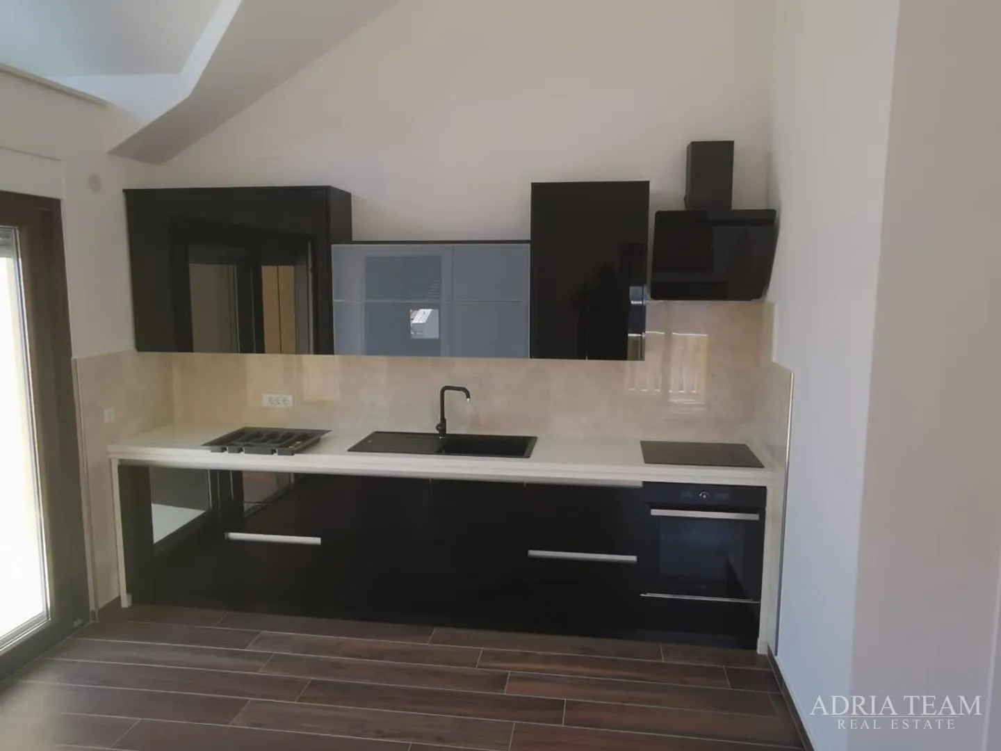 luksuzni apartman - 1. red do mora - slika 20