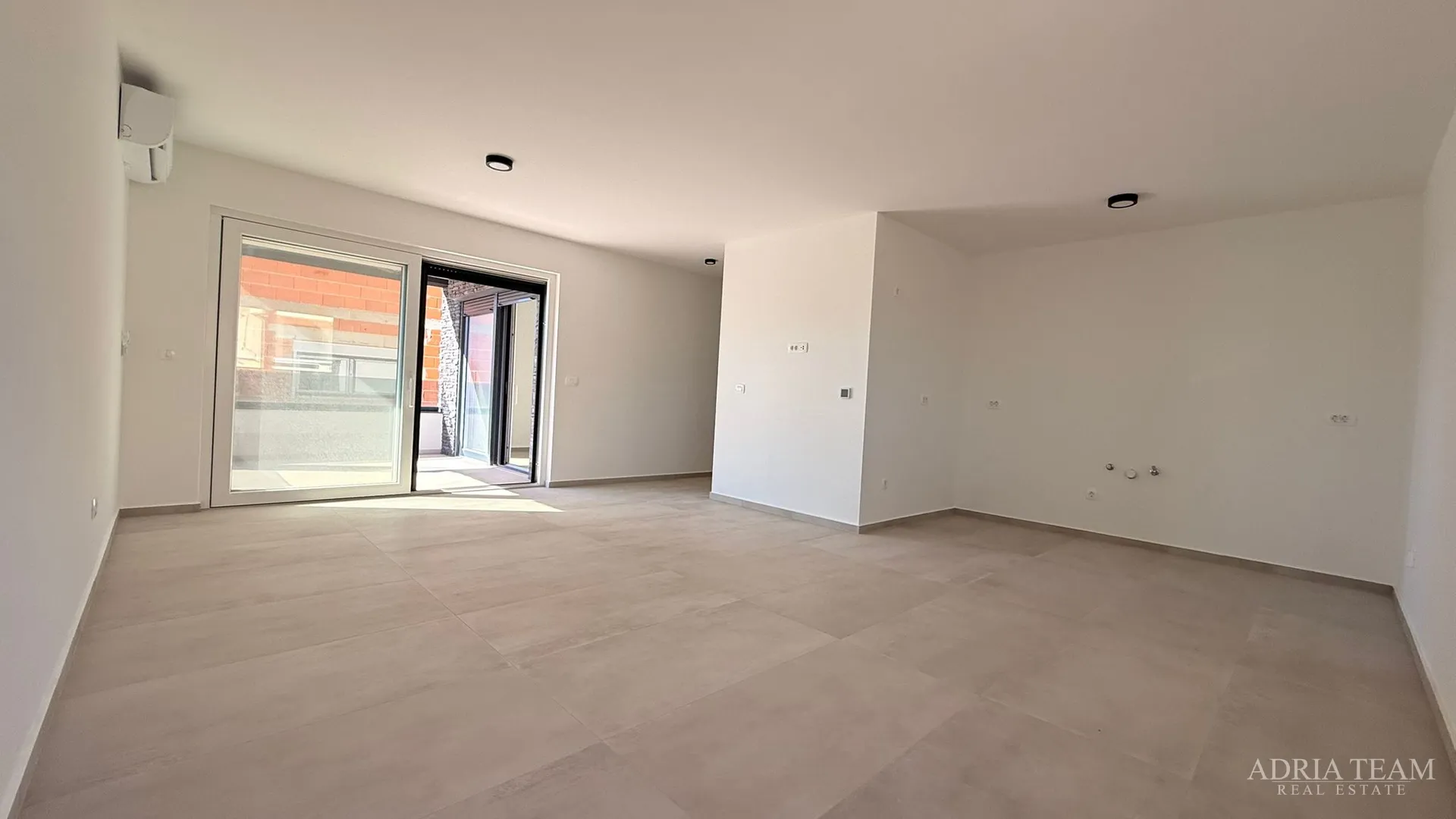 prodaje se stan 95m2 prizemlje s dvorištem, vir - slika 16