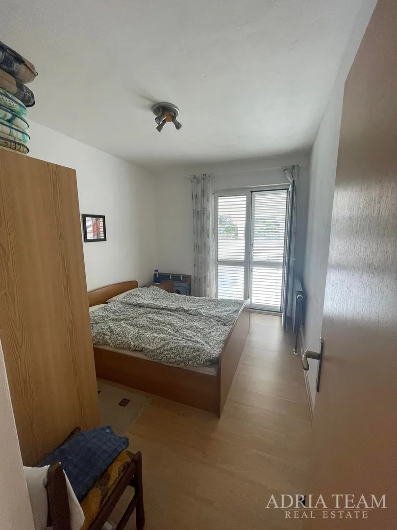 kuća s prostranom okućnicom, prvi red do mora - jakišnica - slika 16