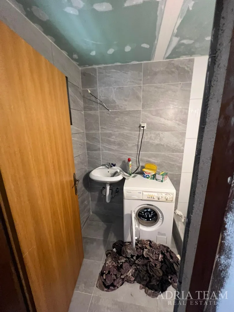 polovica kuće s tri apartmana, izvrsna pozicija! 140 m od plaže, povljana - pag - slika 47