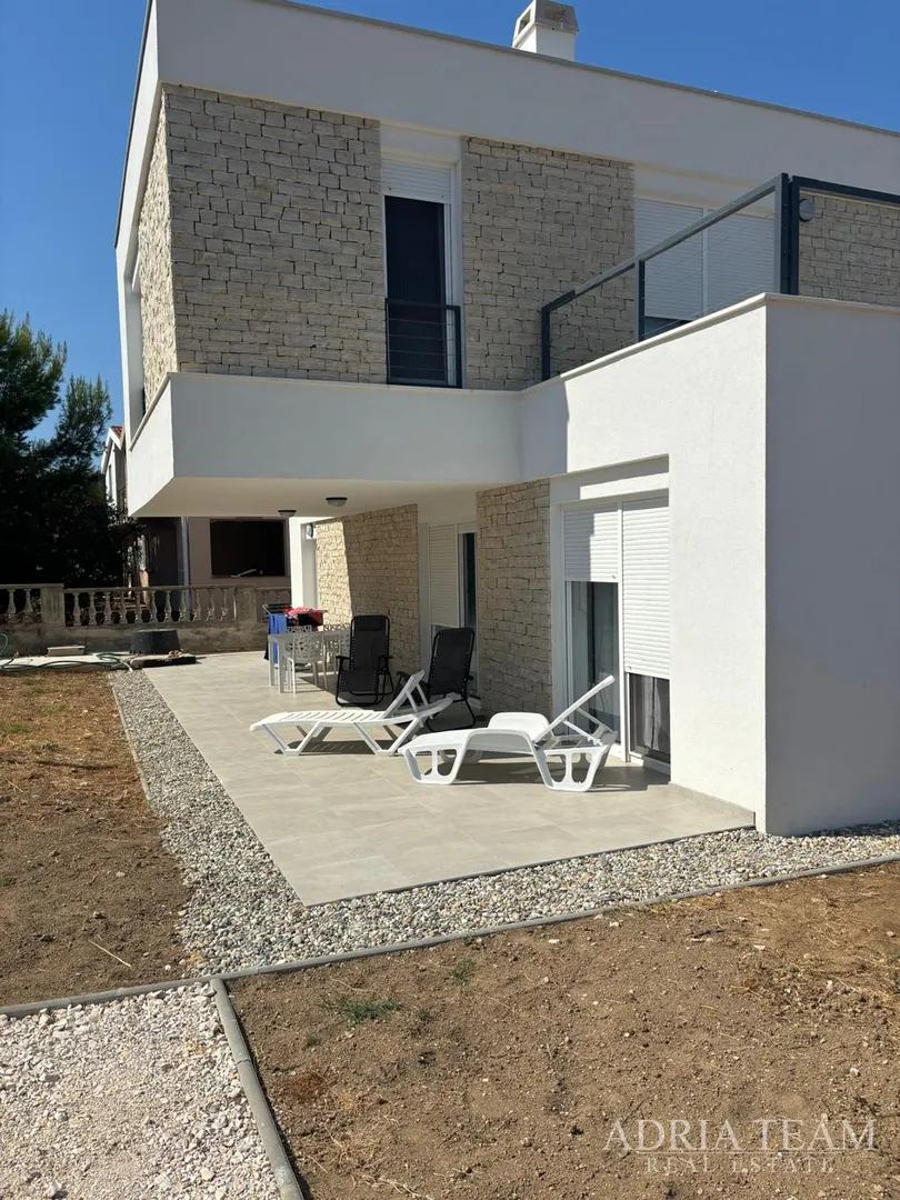 kuća s garažom te otvorenim pogledom na more i planine - vir - slika 4