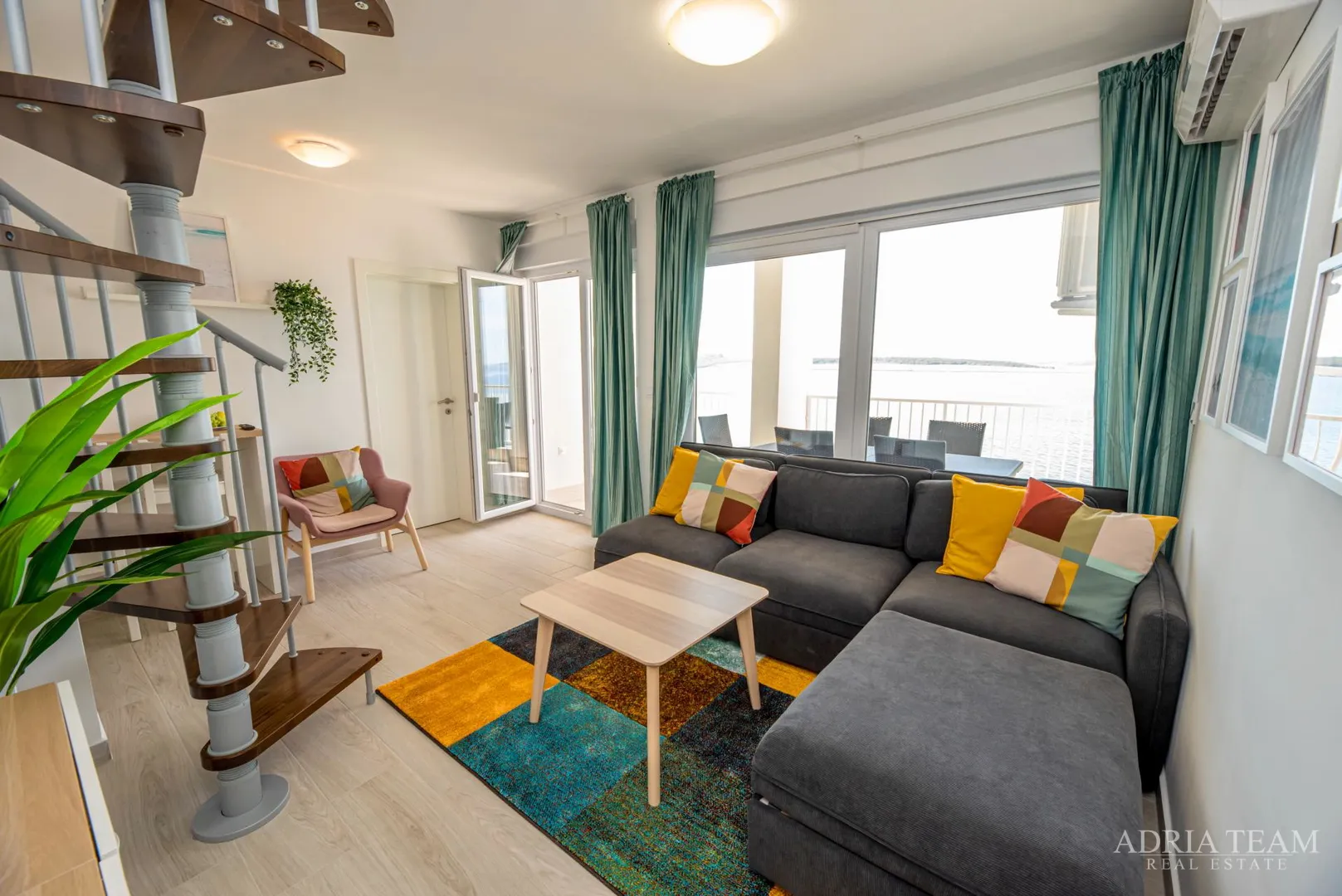 dvoetažni apartman u prvom redu do mora, plaža odmah ispred zgrade - povljana, pag - slika 11