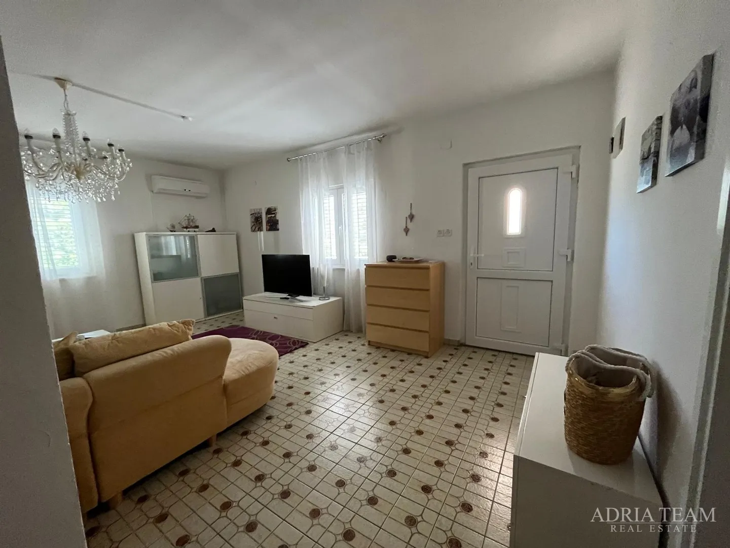 preuređena apartmanska kuća 200 m od mora, garaža i vrt - gornji karin - slika 13
