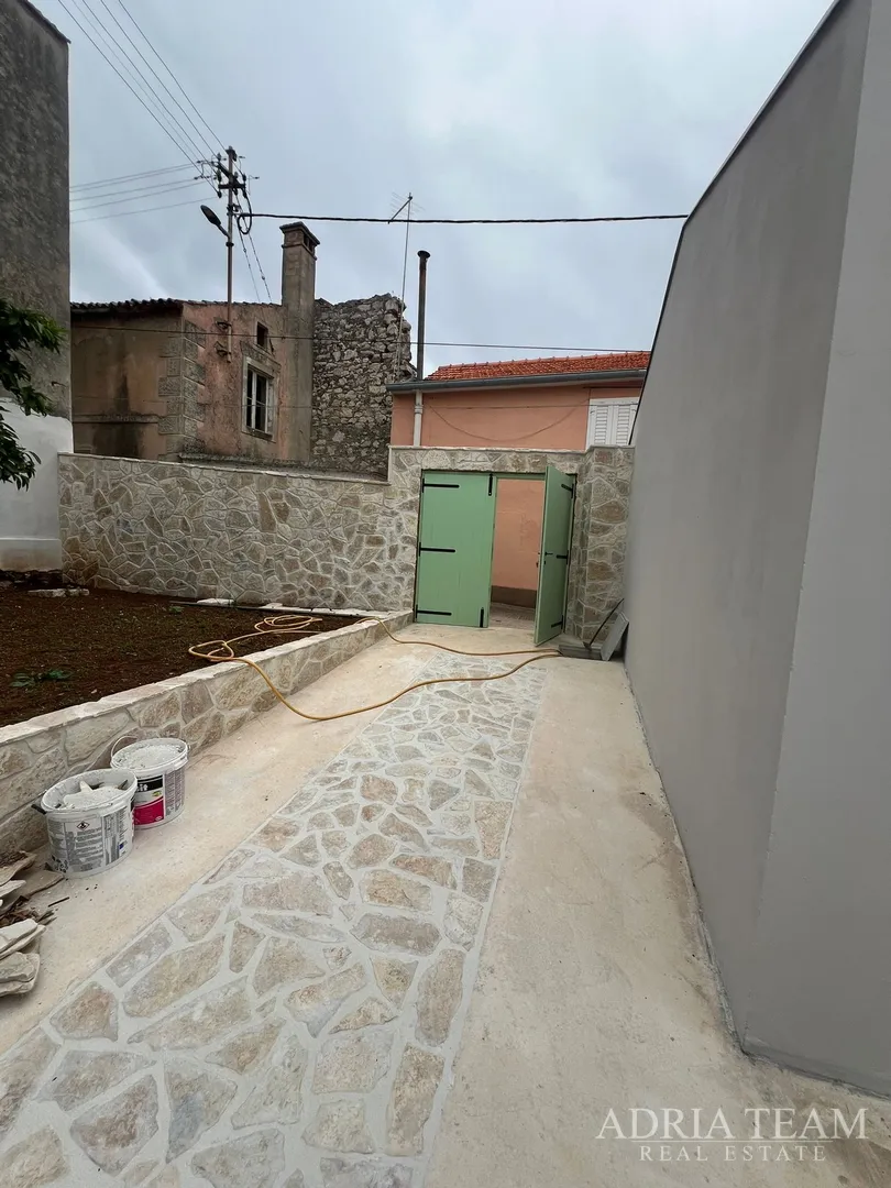 akcija!!! kamena kuća rustikalnog uređenja u centru mjesta - sutomišćica, ugljan - slika 19