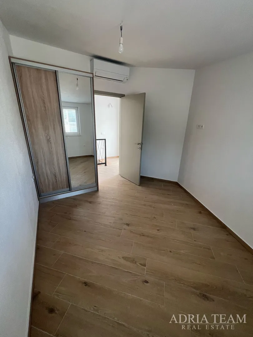 polovica kuće s velikim vrtom - šimuni, pag - slika 22