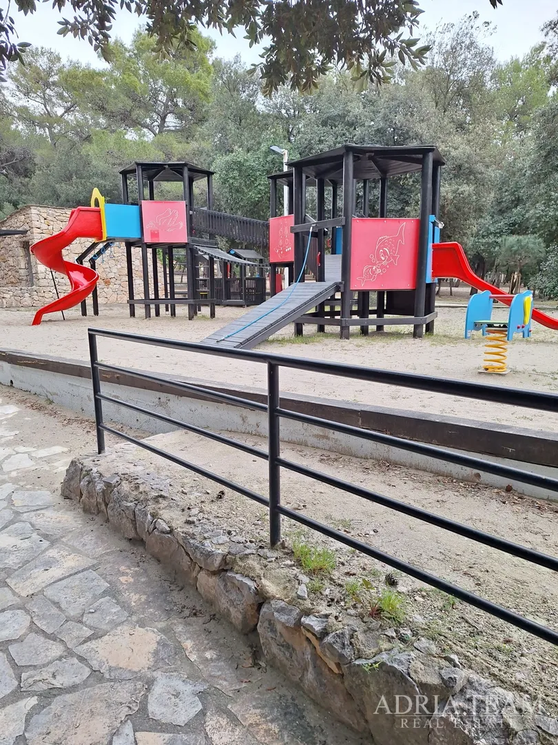 prodaje se potpuno opremljena mobilna kuća – 70 m od mora biograd na moru – camping park soline - slika 19