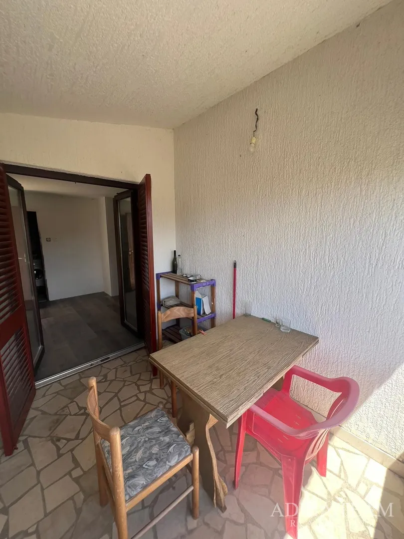 polovica kuće s tri apartmana, izvrsna pozicija! 140 m od plaže, povljana - pag - slika 40