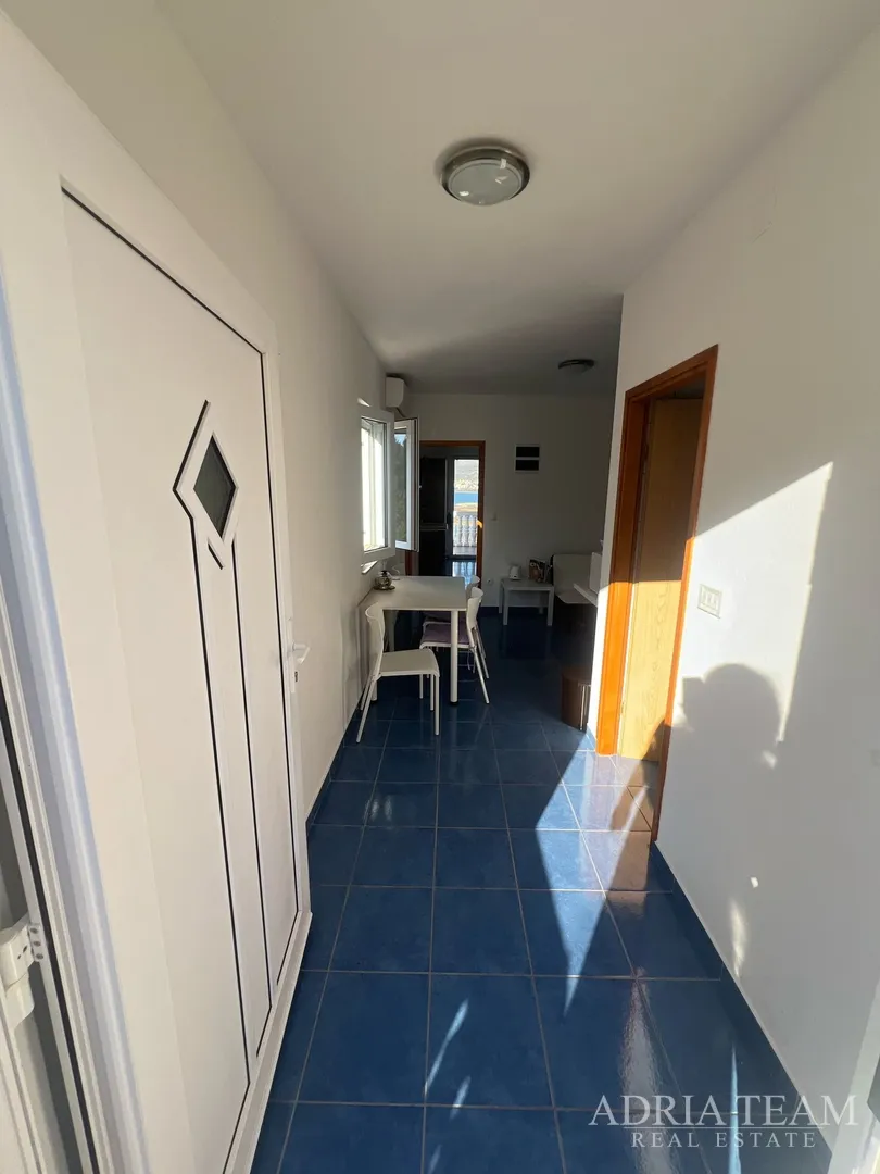 kuća s tri stambene jedinice, pogled na more i velebit - donji karin - slika 51