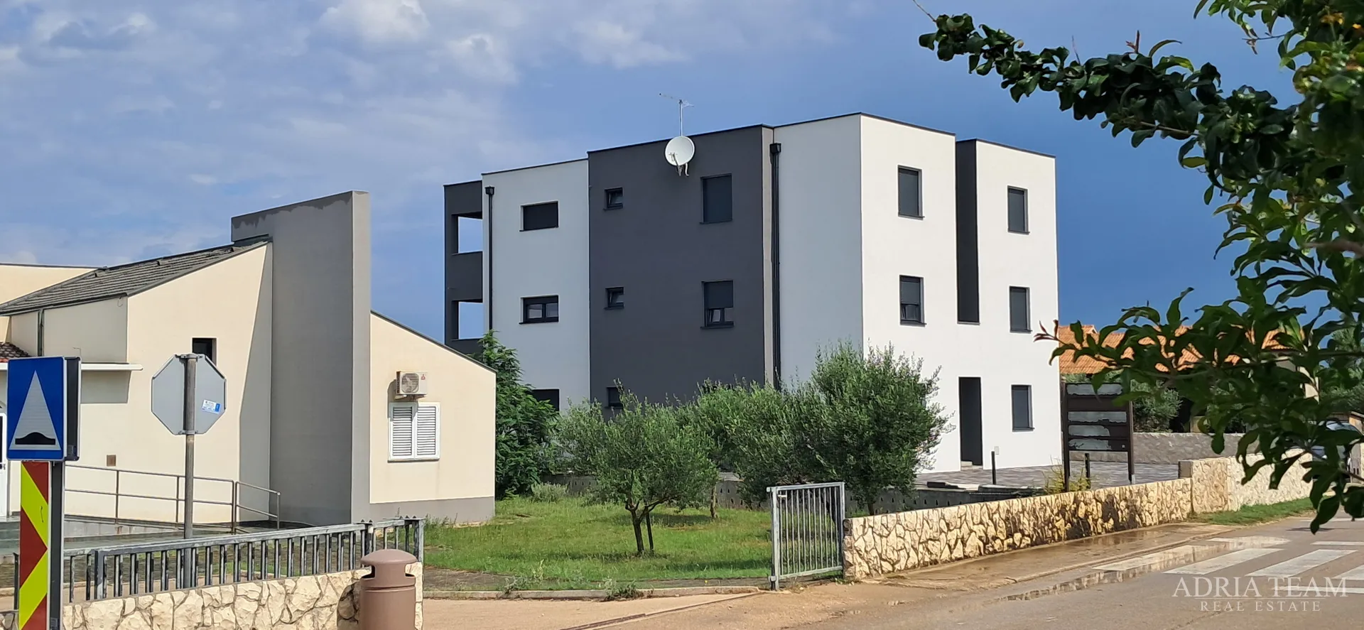 apartman u novogradnji, pogled na more, vrt 240 m2 - povljana, pag - slika 3