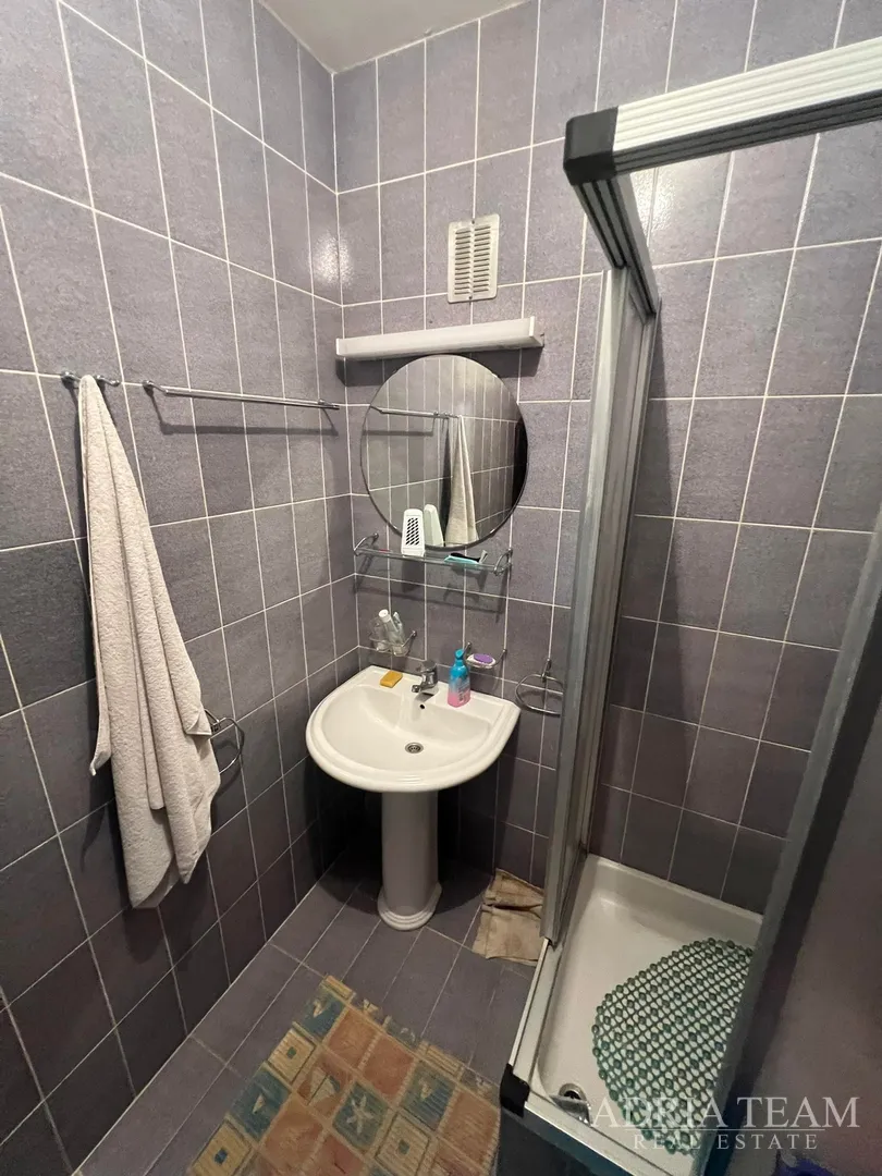 polovica kuće s tri apartmana, izvrsna pozicija! 140 m od plaže, povljana - pag - slika 49