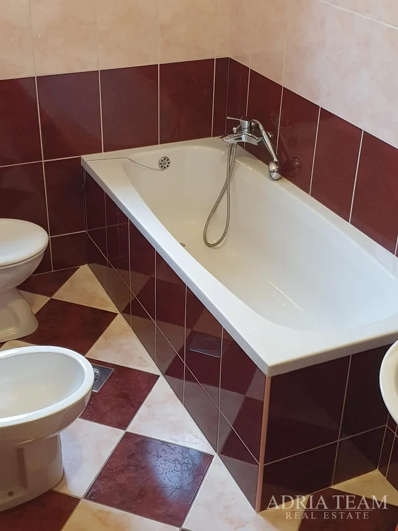 kuća s deset stambenih jedinica blizu centra s pogledom na more - novalja, pag - slika 13