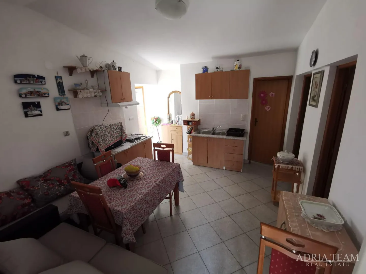kuća s 2 stambene jedinice, 230 m od mora, vir - slika 10
