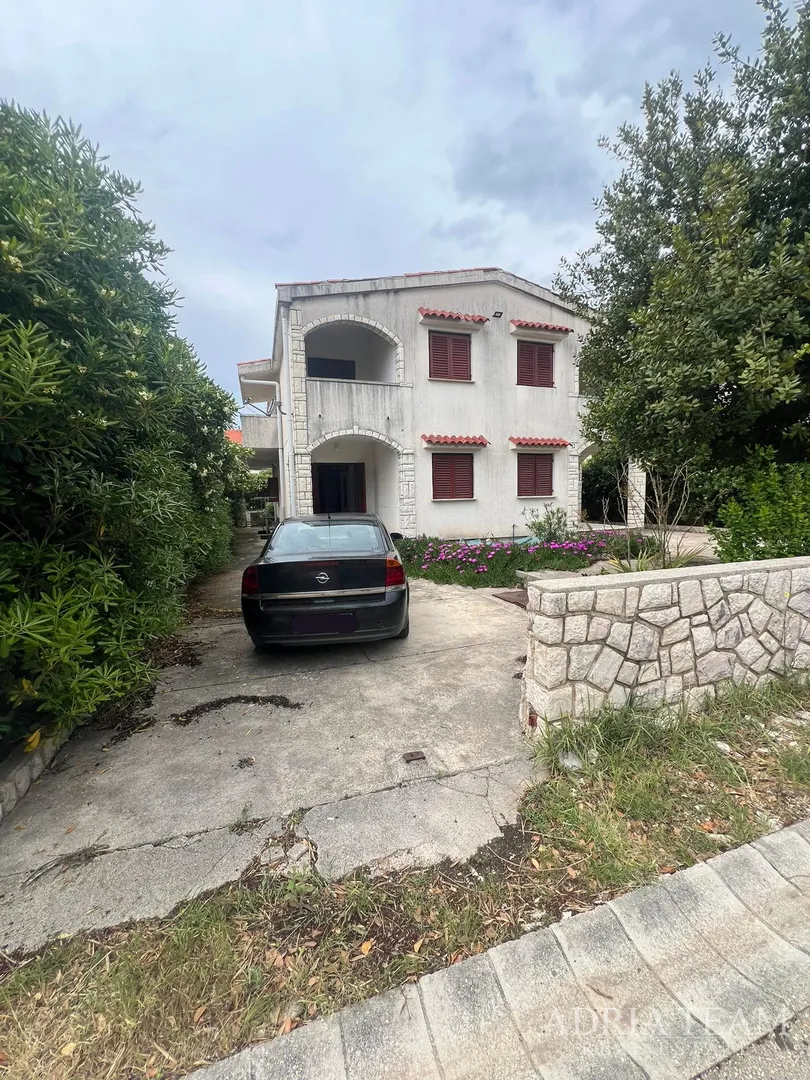 polovica kuće s tri apartmana, izvrsna pozicija! 140 m od plaže, povljana - pag - slika 2