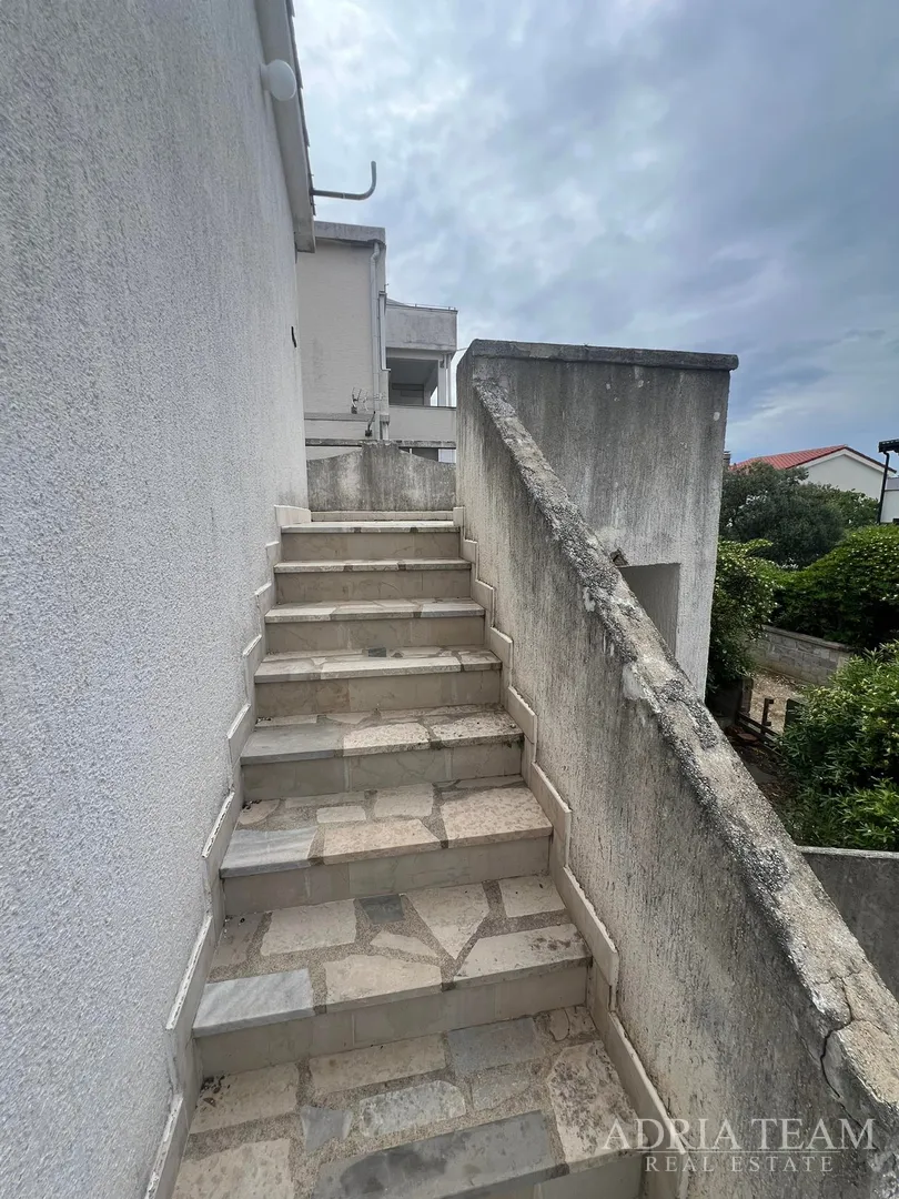 polovica kuće s tri apartmana, izvrsna pozicija! 140 m od plaže, povljana - pag - slika 22