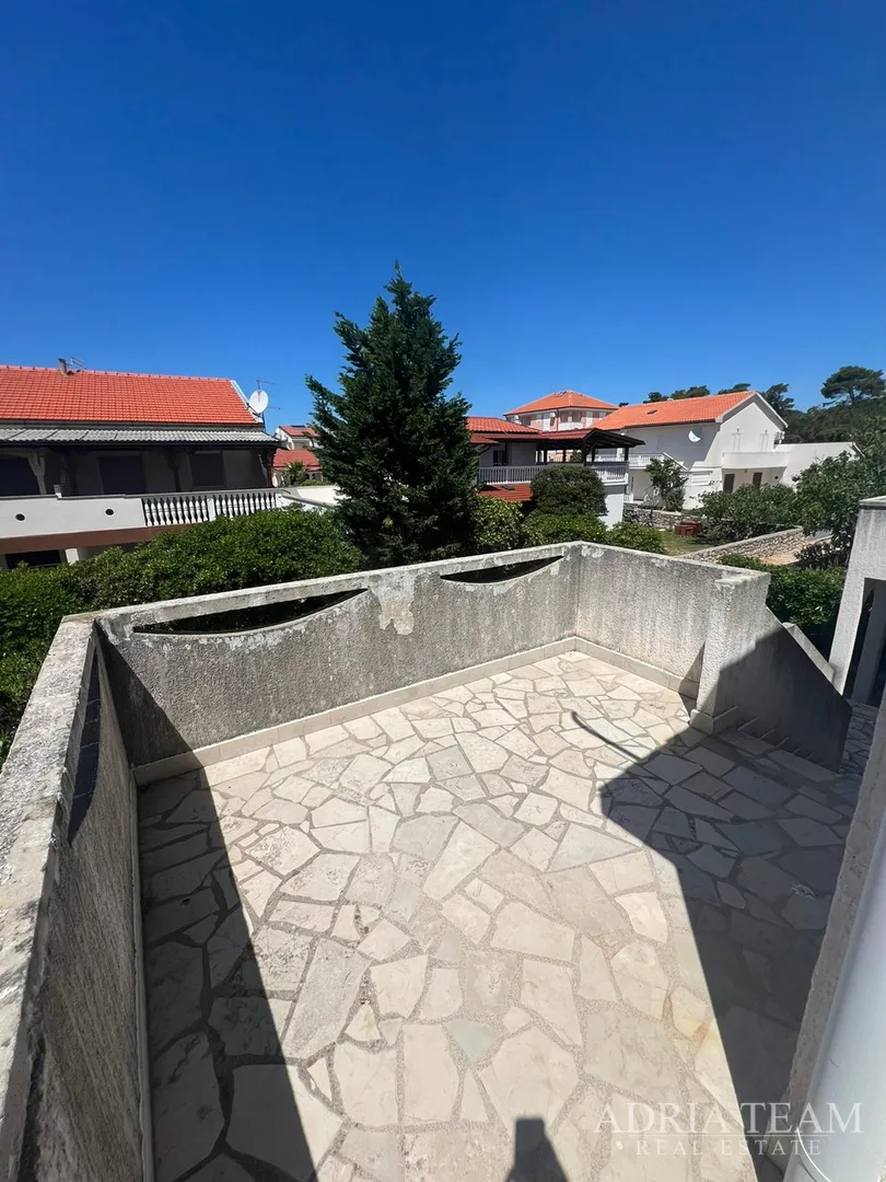 polovica kuće s tri apartmana, izvrsna pozicija! 140 m od plaže, povljana - pag - slika 25