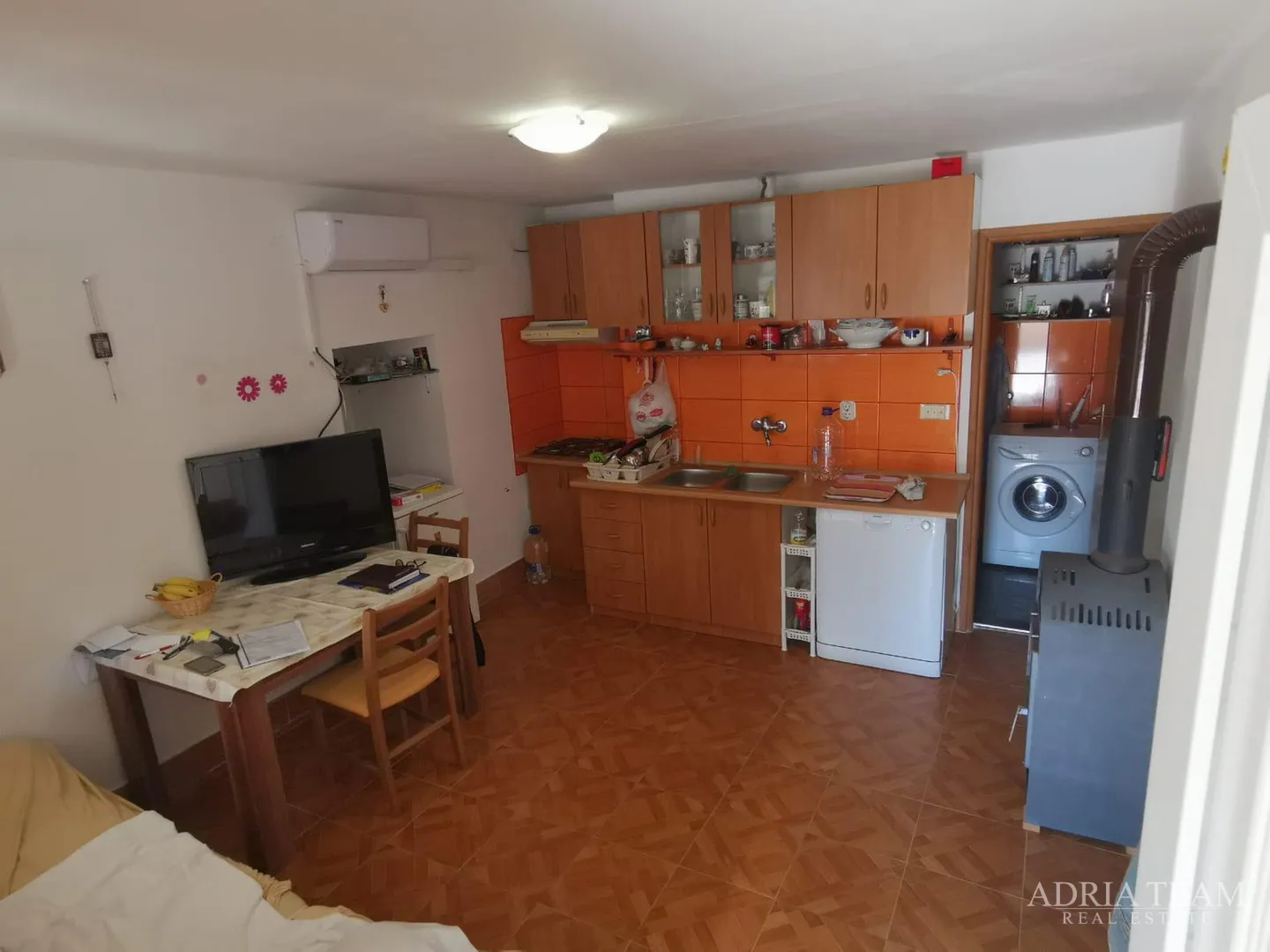 kuća s 2 stambene jedinice, 230 m od mora, vir - slika 6