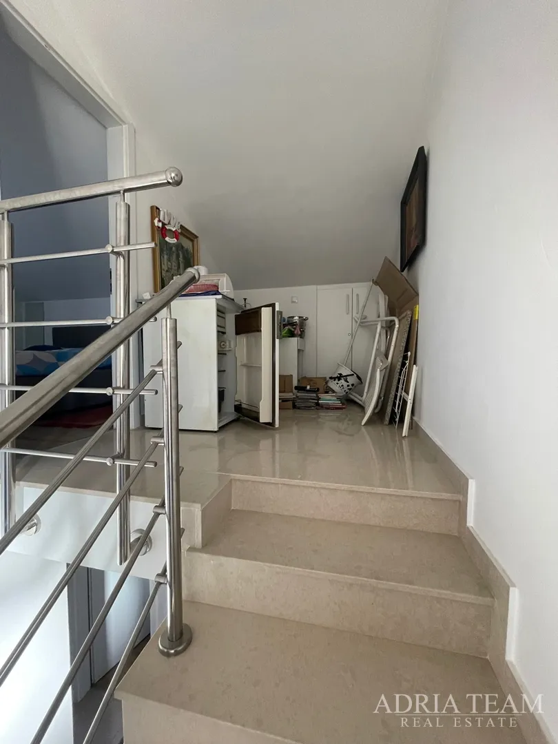 troetažni apartman u stambenoj zgradi - vrsi - slika 19
