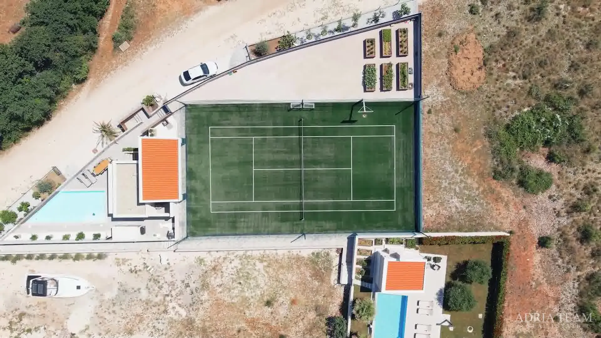 vila s pomoćnim objektom, bazenom i sportskim terenom , mirna i tiha pozicija okružena prirodom! poljica-brig - zadar - slika 42