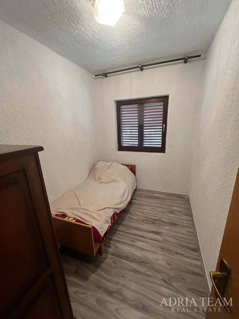 polovica kuće s tri apartmana, izvrsna pozicija! 140 m od plaže, povljana - pag - slika 9