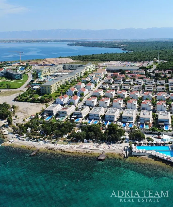 prostrani prizemni preuređeni apartman s dva vrta i terasom - petrčane - slika 20