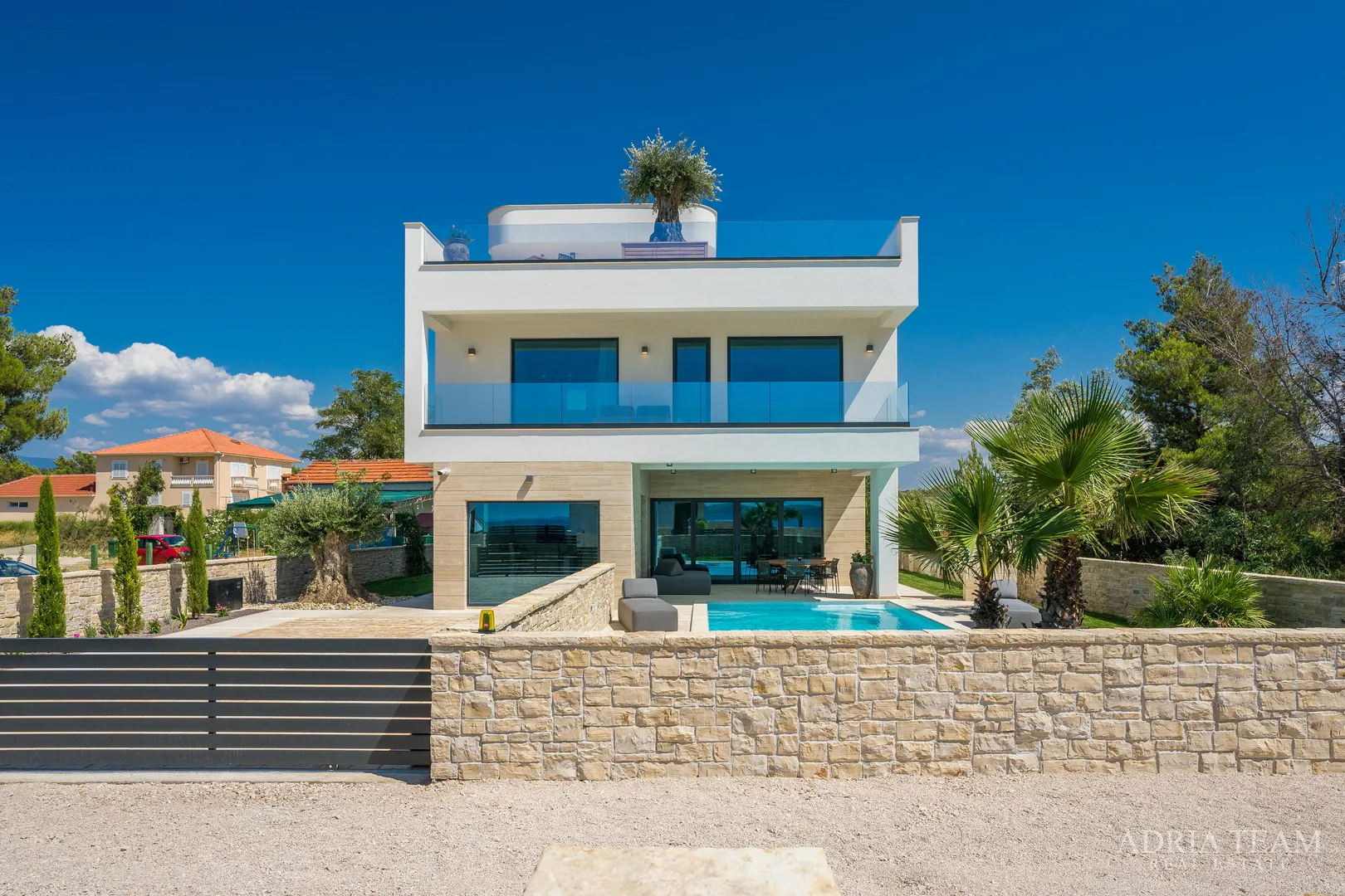vila u drugom redu do mora - ljubač - slika 2