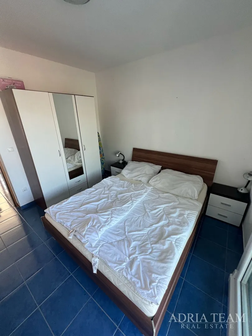 kuća s tri stambene jedinice, pogled na more i velebit - donji karin - slika 15