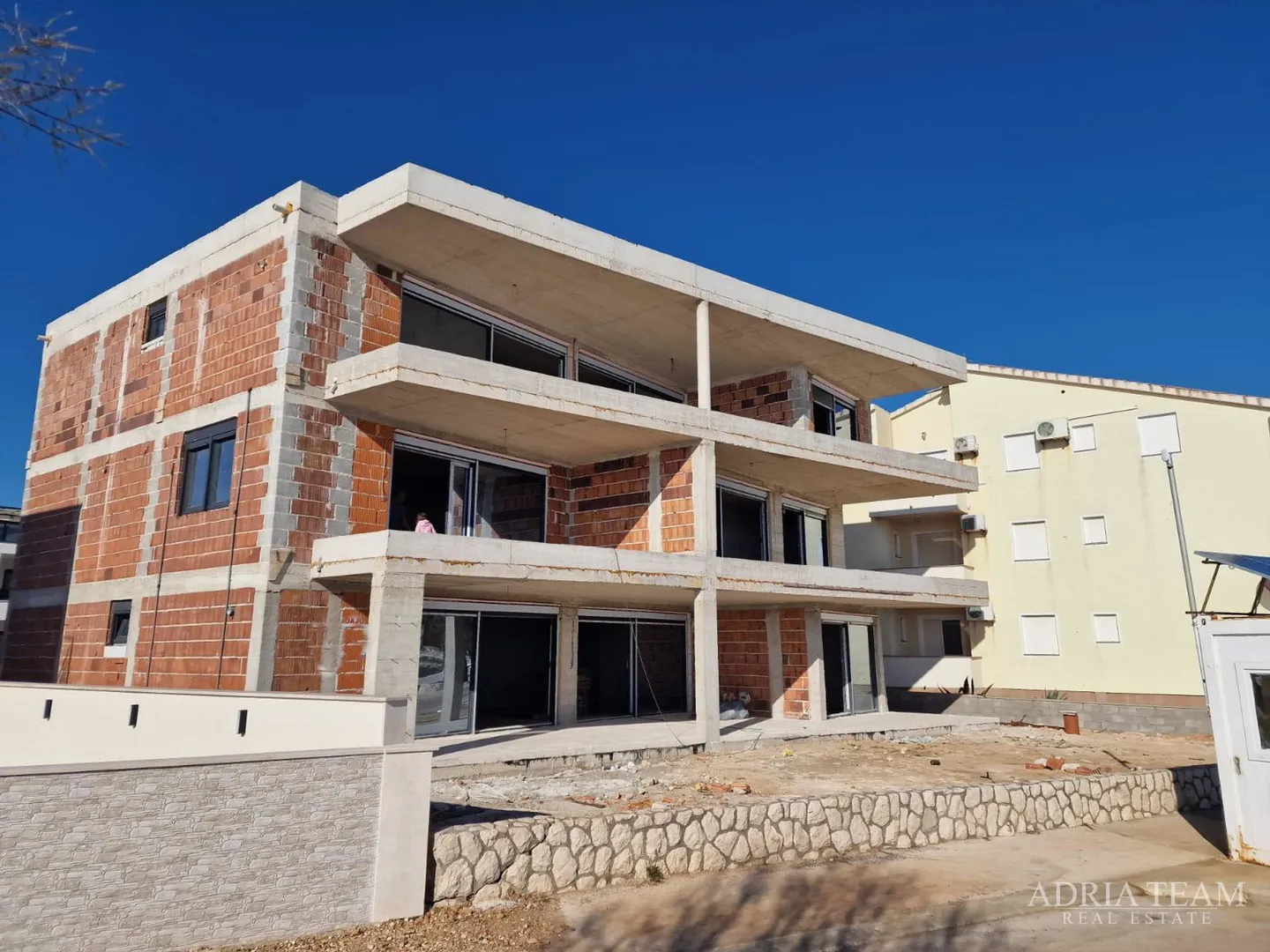 apartmani, novogradnja, prvi red do mora - vir, južna strana, centar - slika 3