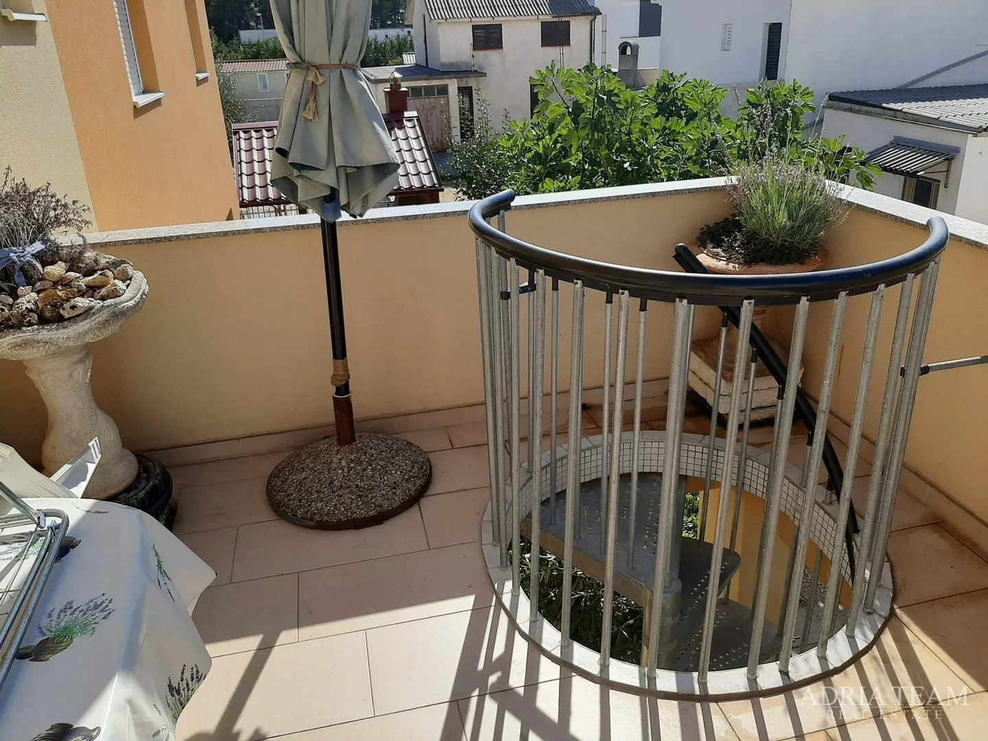 troetažni apartman u stambenoj zgradi - vrsi - slika 30