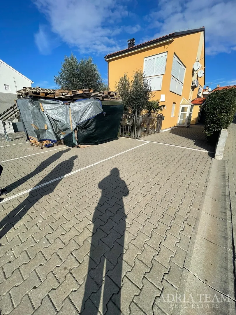 troetažni apartman u stambenoj zgradi - vrsi - slika 5