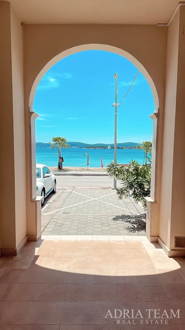 apartman, prvi red do mora, na prekrasnoj plaži s velikom terasom - turanj - slika 4