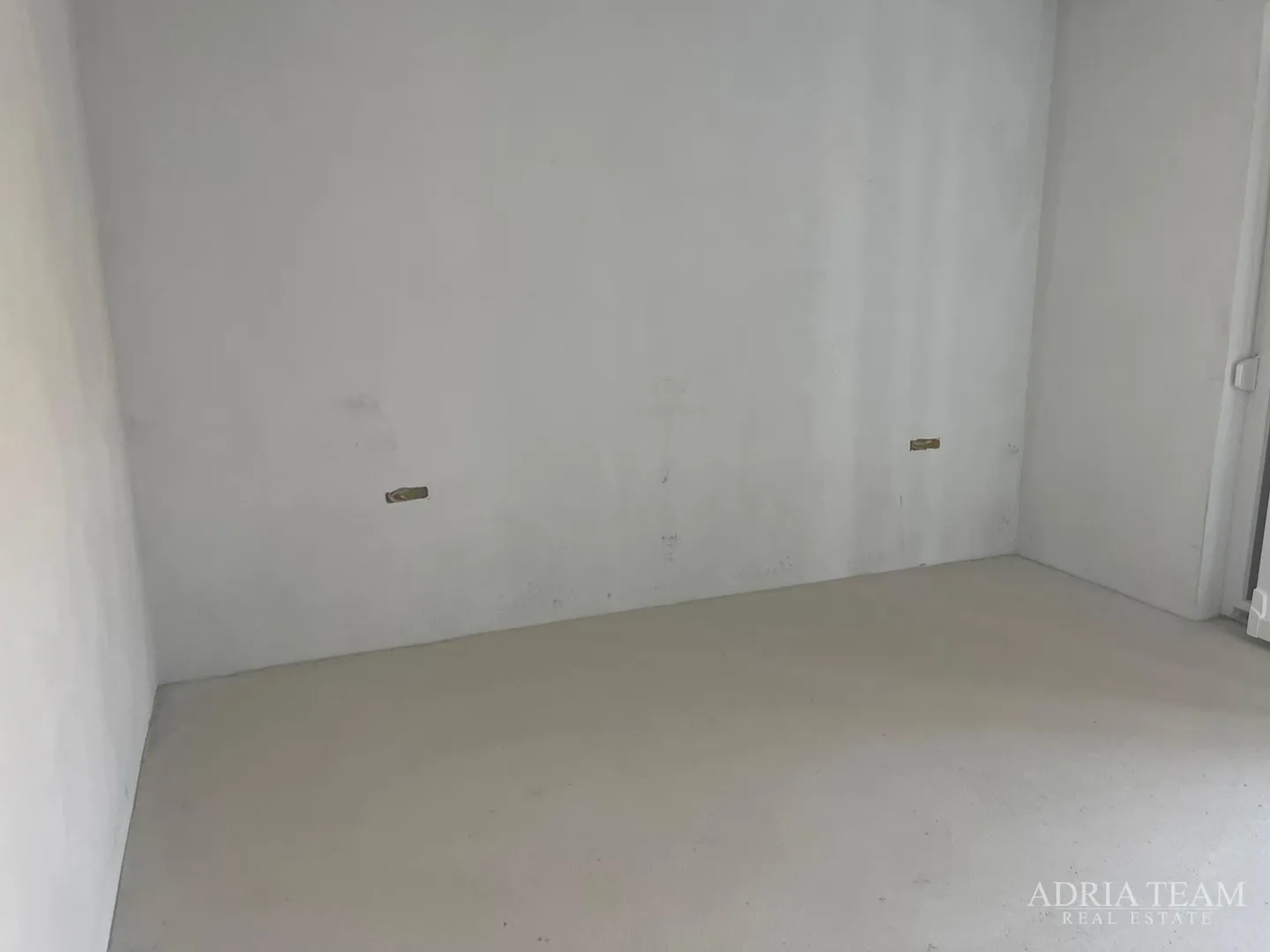 vila s bazenom u novogradnji - zaton - slika 36