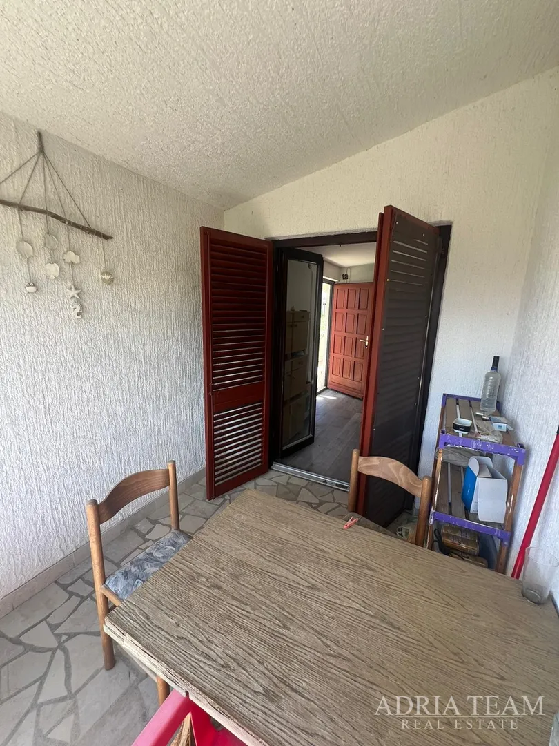 polovica kuće s tri apartmana, izvrsna pozicija! 140 m od plaže, povljana - pag - slika 37