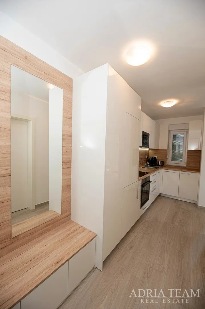 dvoetažni apartman u prvom redu do mora, plaža odmah ispred zgrade - povljana, pag - slika 15