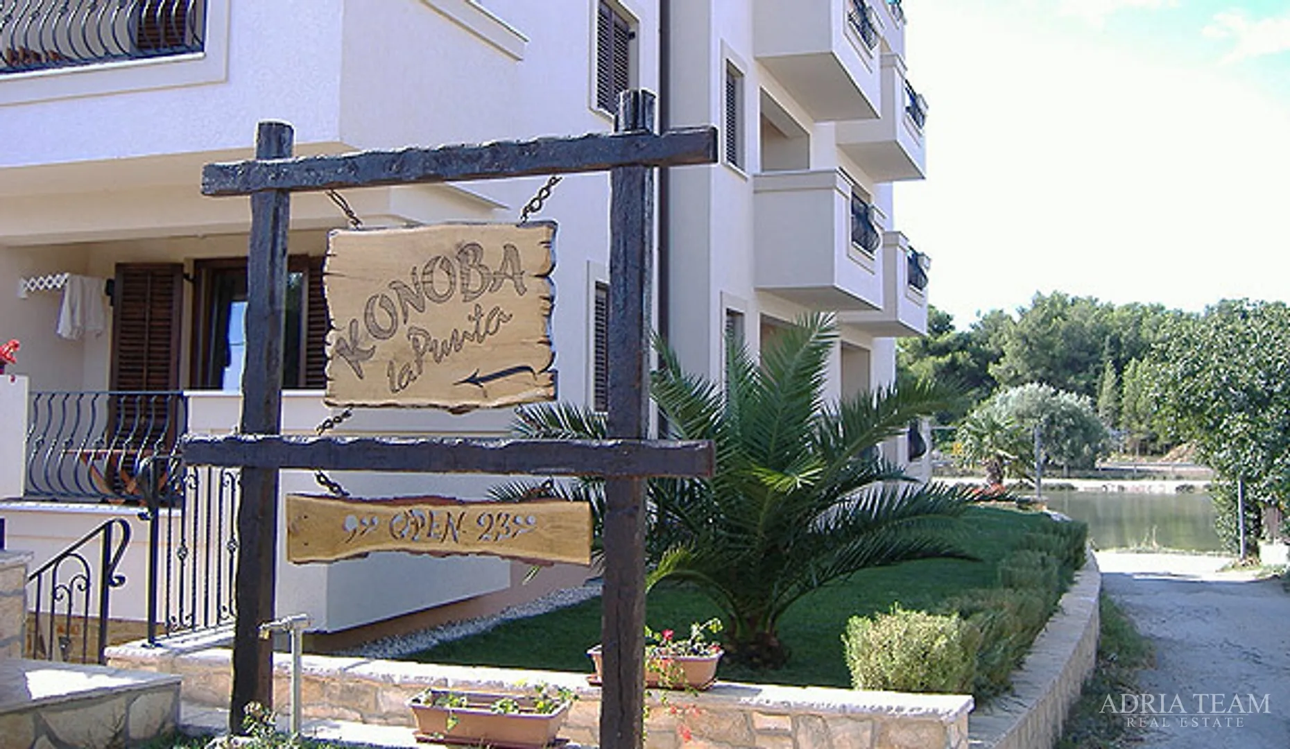 hotel s konobom i krovnom terasom, 1. red do mora - sukošan - slika 93